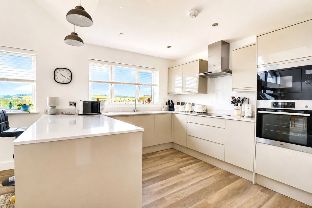Property photo 3 of 14 3 - Picture No. 08