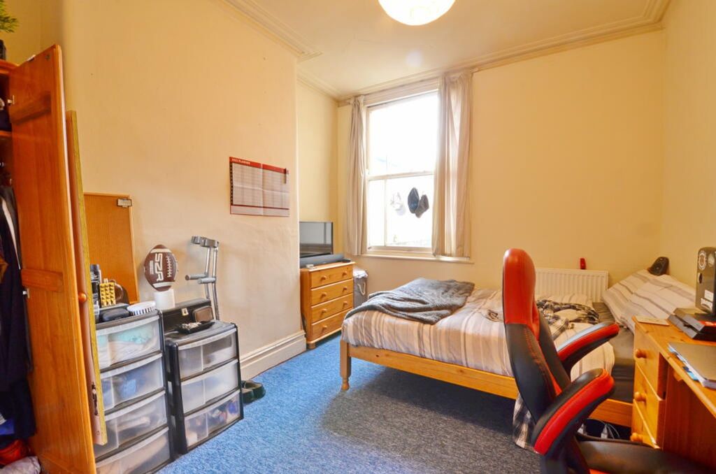 Property photo 3 of 7 Bright And Cozy Double Bedroom Featuring Large Win...