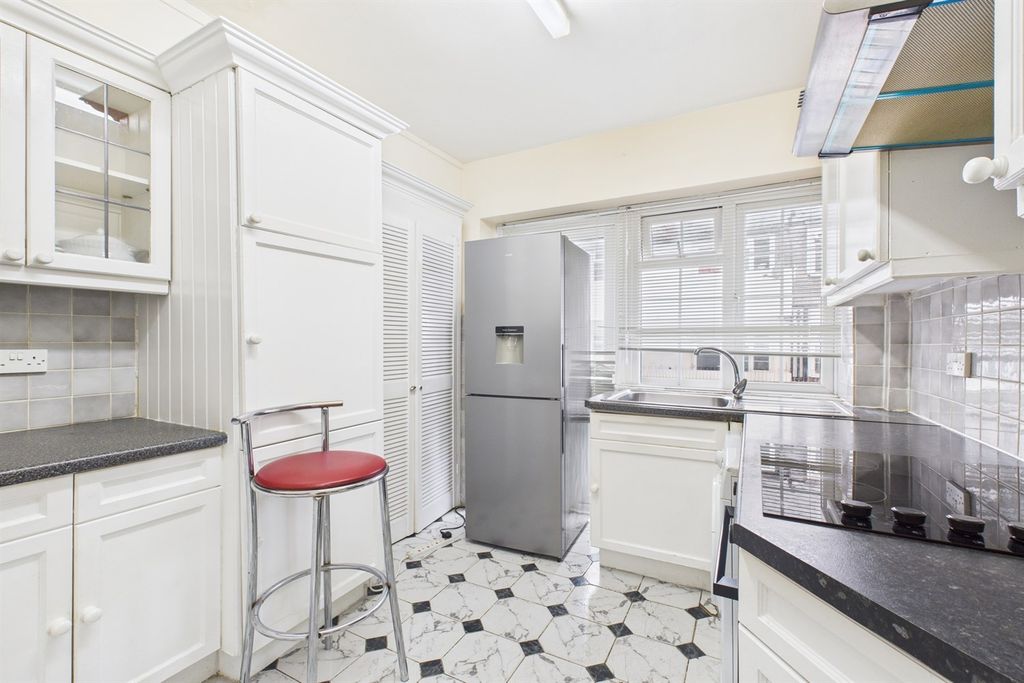 Property photo 3 of 11 Kitchen