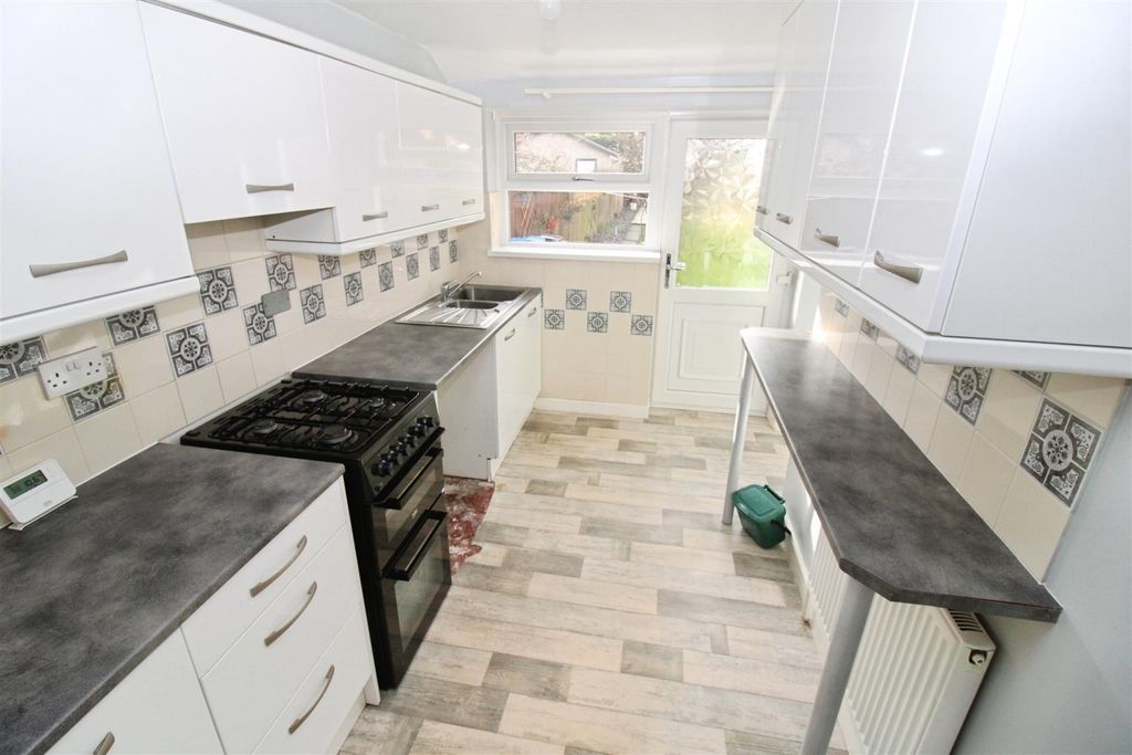 Property photo 3 of 12 Kitchen