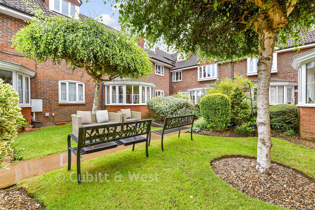 Property photo 2 of 15 Communal Gardens