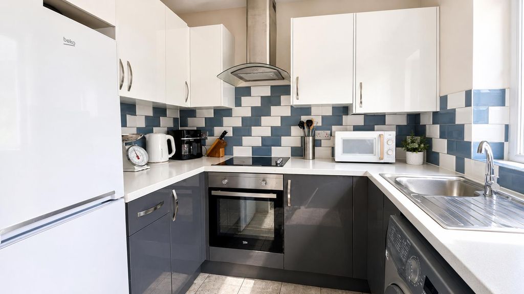 Property photo 2 of 7 Kitchen