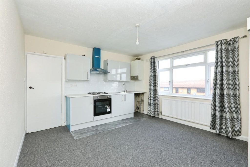 Property photo 2 of 12 Dining Kitchen