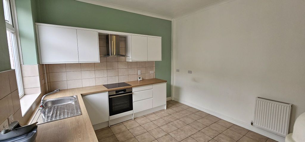 Property photo 3 of 8 Kitchen
