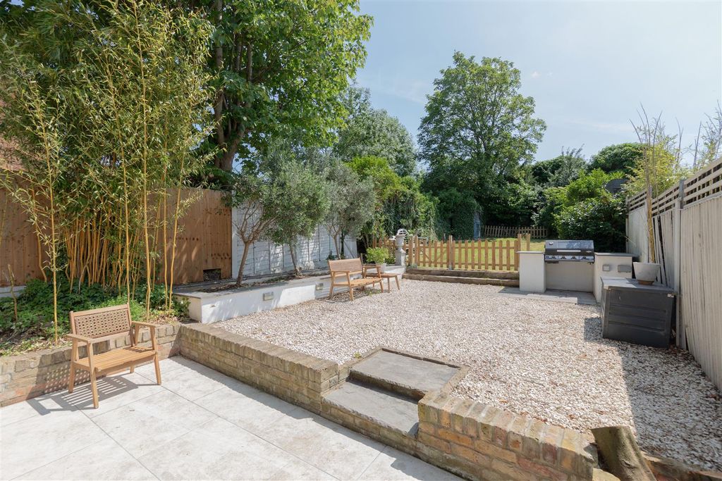 Property photo 3 of 34 Castle Avenue E4