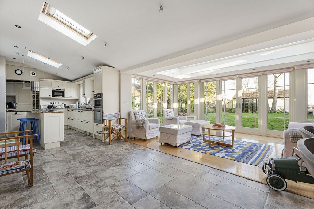 Property photo 2 of 31