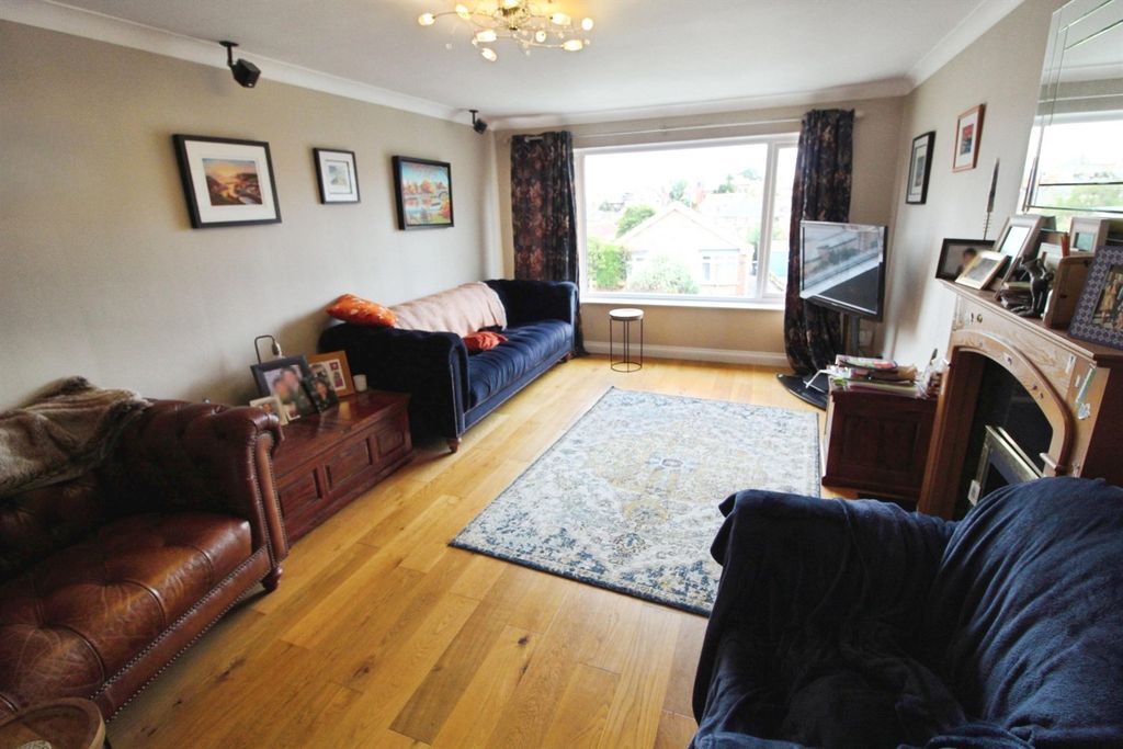 Property photo 2 of 13 Lounge