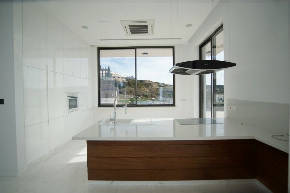 Property photo 2 of 121