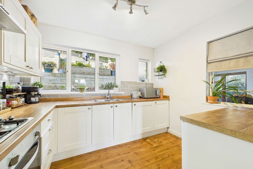 Property photo 2 of 25