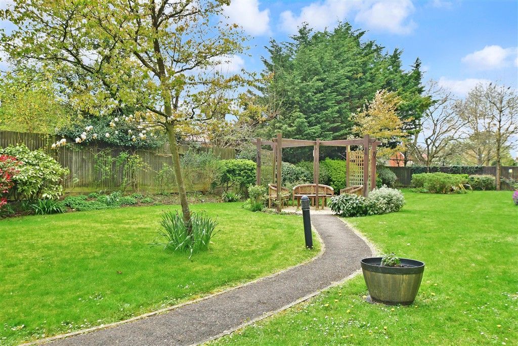 Property photo 2 of 8 Communal Gardens