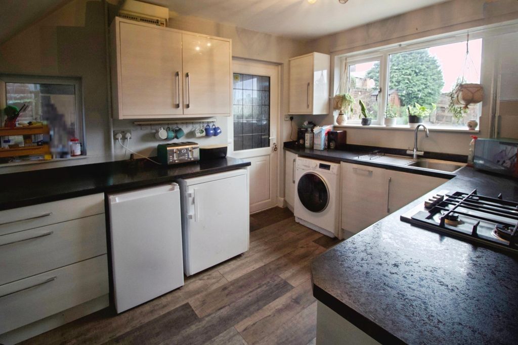 Property photo 3 of 9 Kitchen