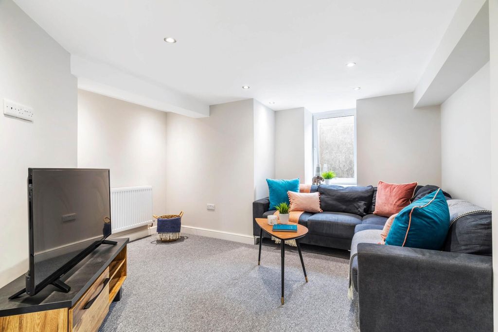 Property photo 3 of 10 Bright, Modern Living Room With Neutral Dã©Cor, Com...