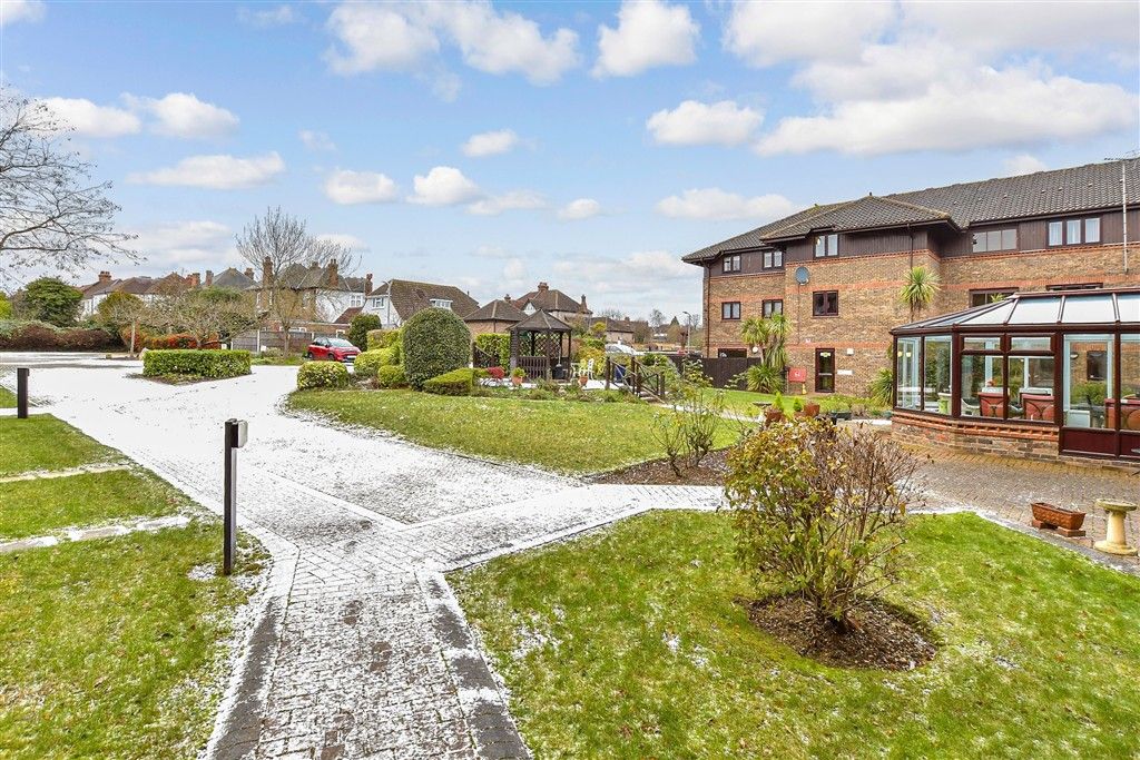 Property photo 2 of 12 Communal Gardens