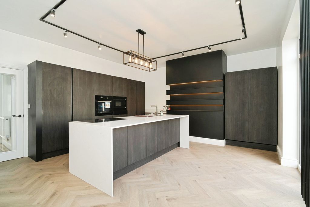 Property photo 3 of 20 Kitchen