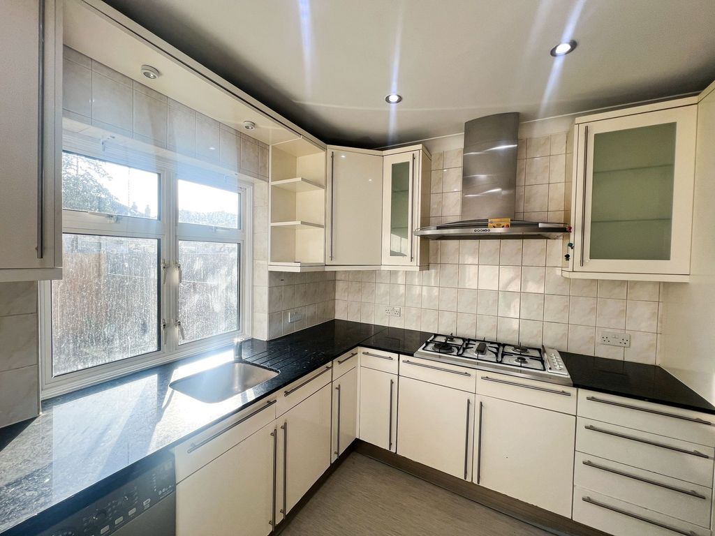 Property photo 3 of 12 Christchurch Rd Ig1
