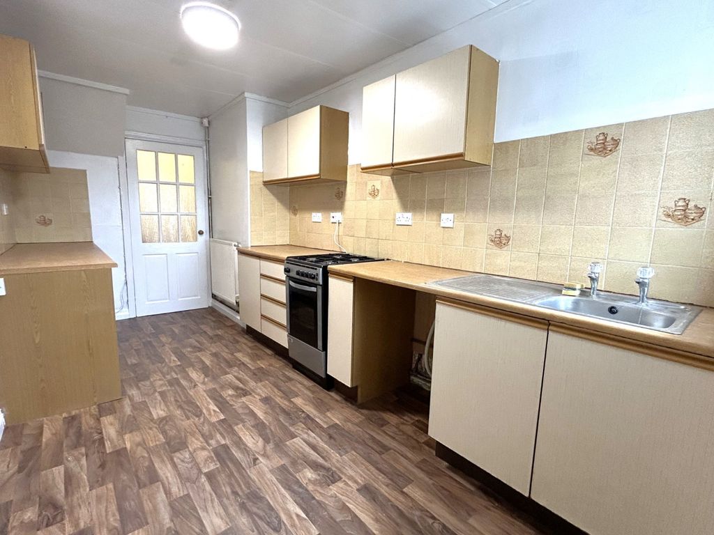 Property photo 3 of 10 Kitchen