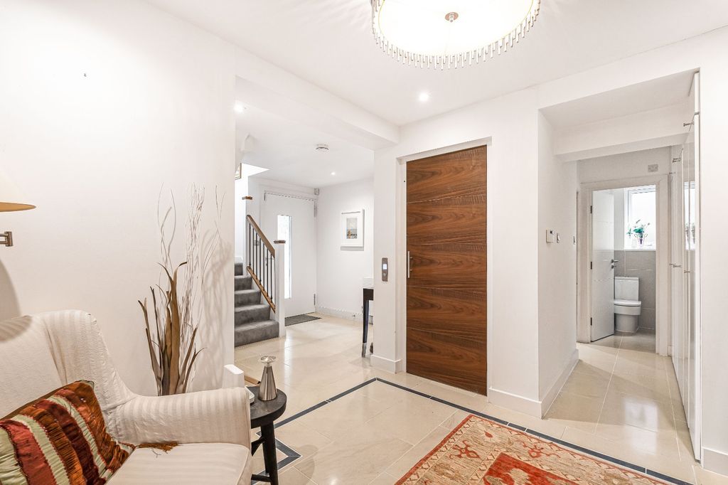 Property photo 2 of 18 Entrance