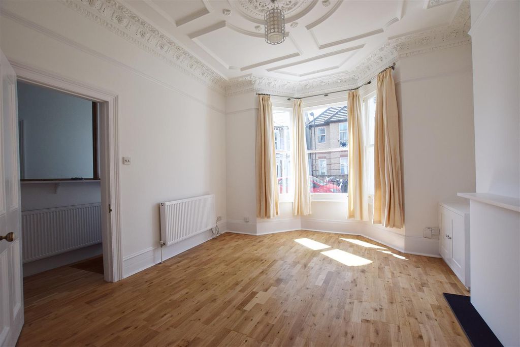 Property photo 1 of 11 12Solentroadrecep1.Jpg