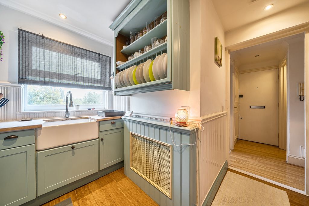 Property photo 3 of 11 Kitchen