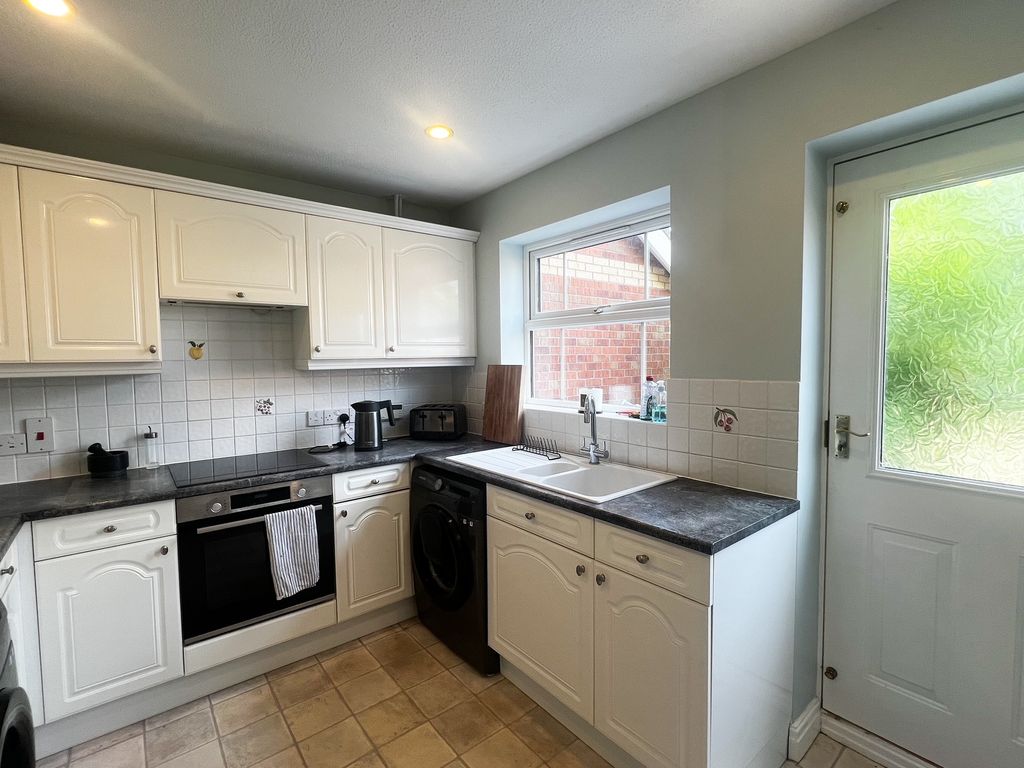 Property photo 3 of 10 Kitchen