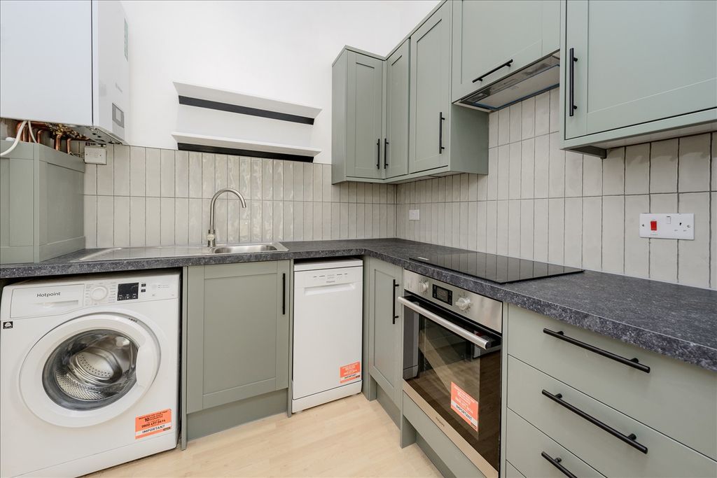 Property photo 3 of 10 Kitchen