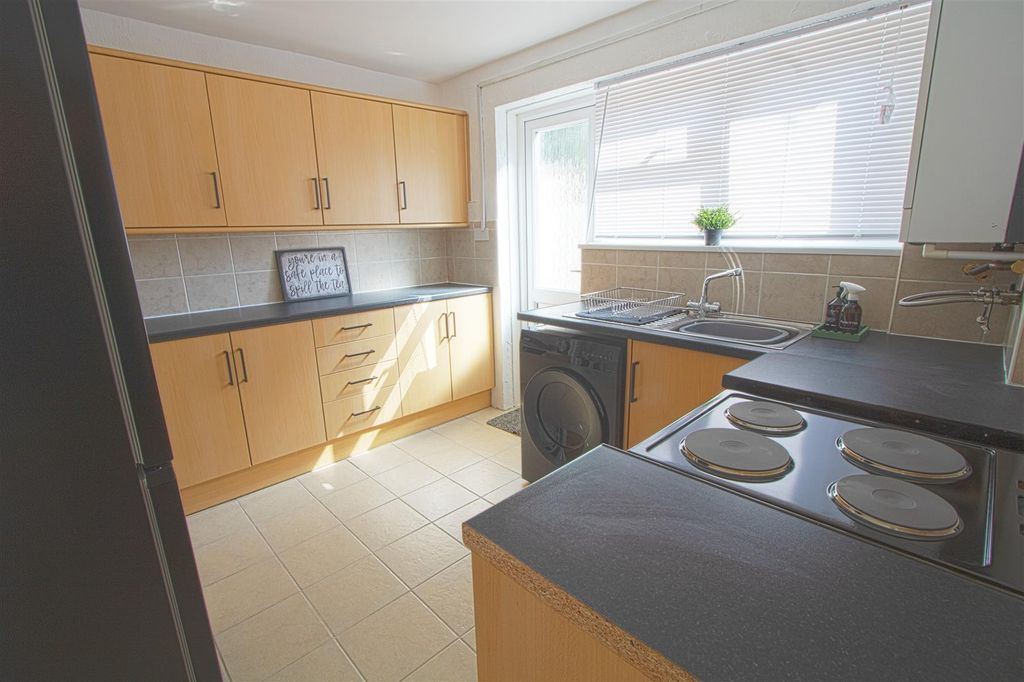 Property photo 3 of 9 Kitchen1.Jpg