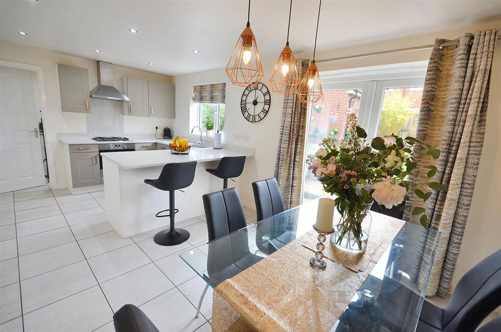 Property photo 3 of 21 Dining Kitchen