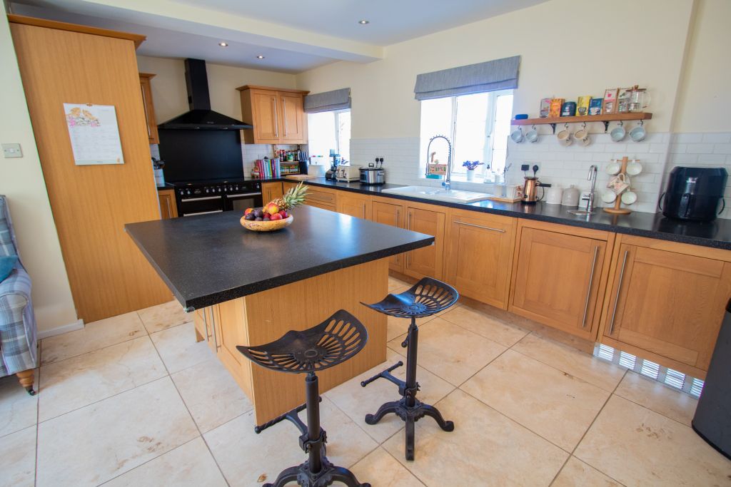 Property photo 2 of 27