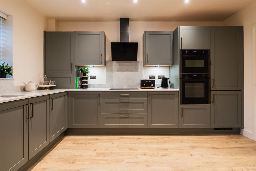 Property photo 3 of 43 Kitchen