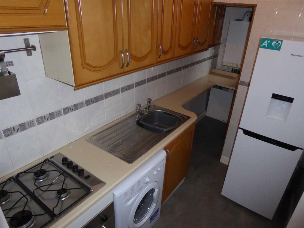 Property photo 3 of 10 Fitted Kitchen: