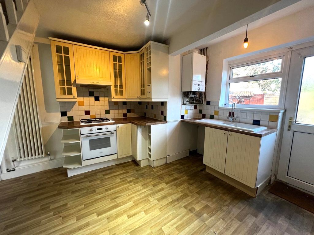 Property photo 3 of 8 Kitchen