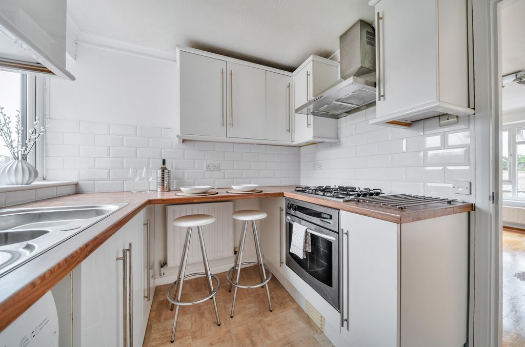Property photo 3 of 10 Kitchen3