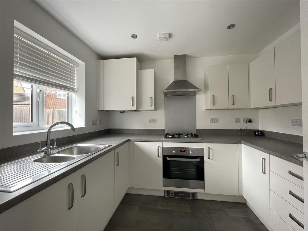 Property photo 2 of 12 Kitchen (2).Jpg