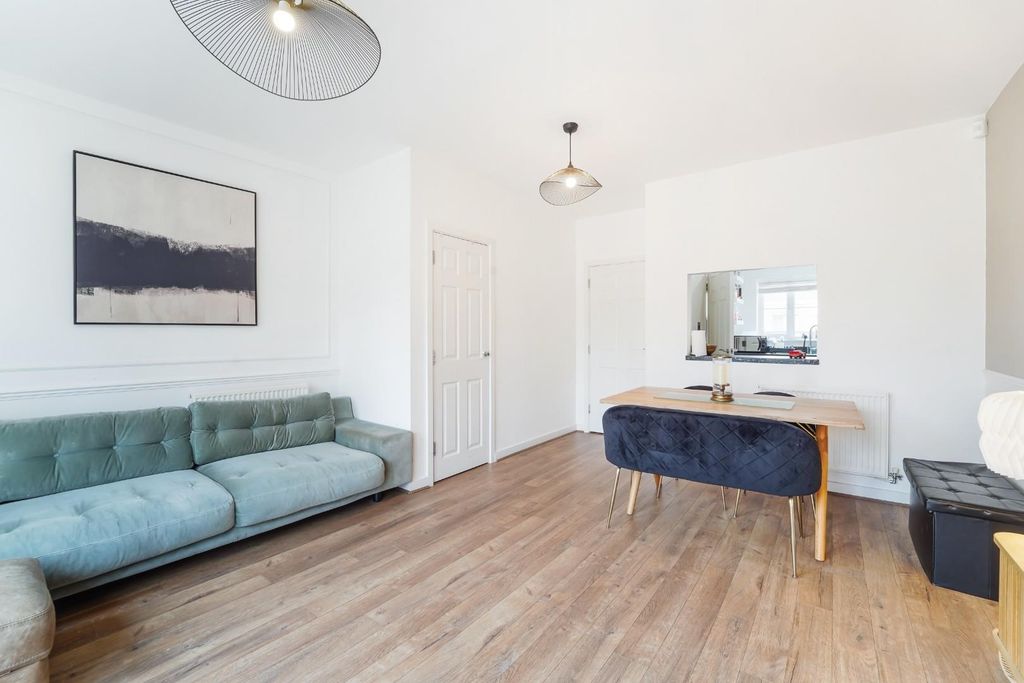 Property photo 3 of 14 Winter Close (2).Jpg