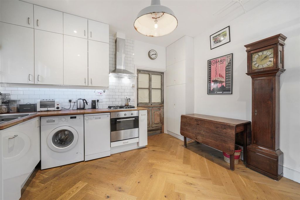 Property photo 3 of 16 Disraeli Road