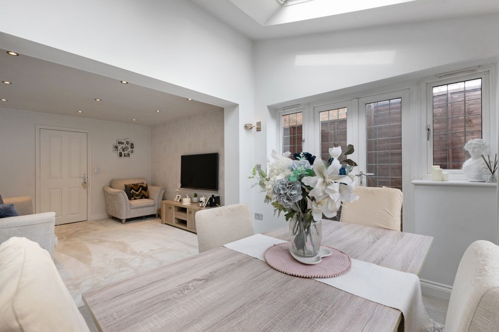 Property photo 3 of 29 Dining Area