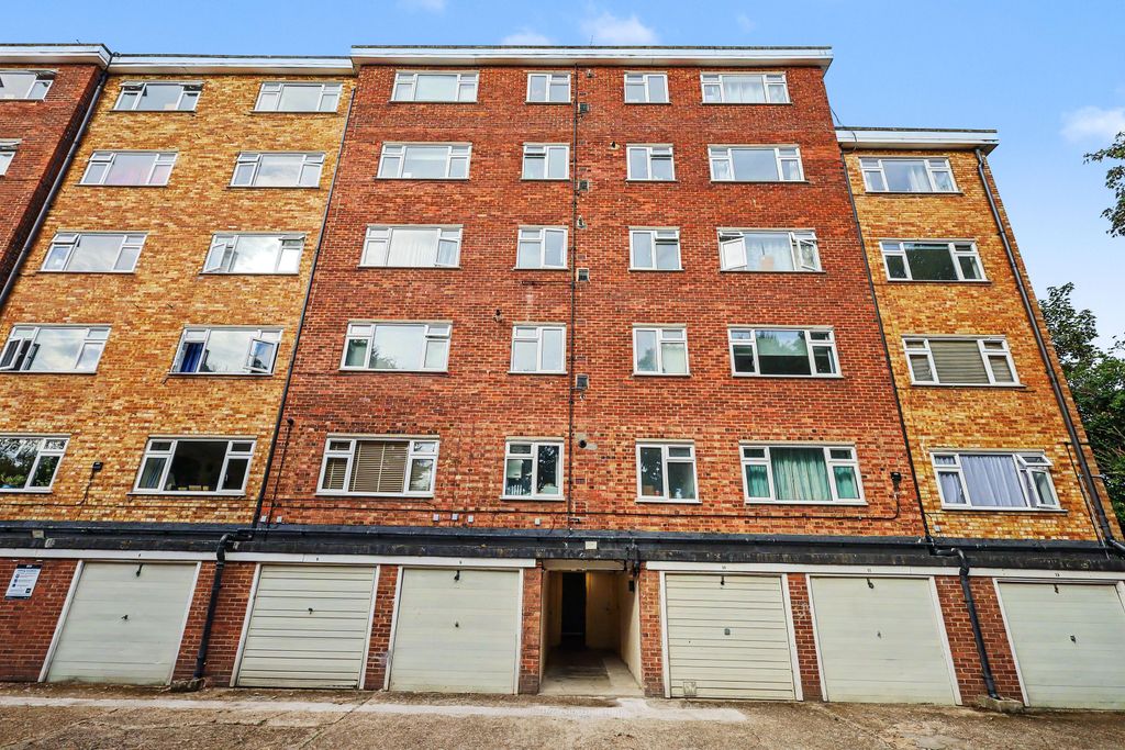 Property photo 2 of 15 28 Barnes Court, Durham Avenue, Woodford Green, Ig8 7Nj