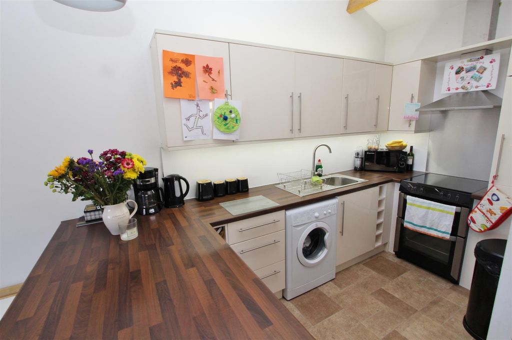 Property photo 2 of 8 Kitchen