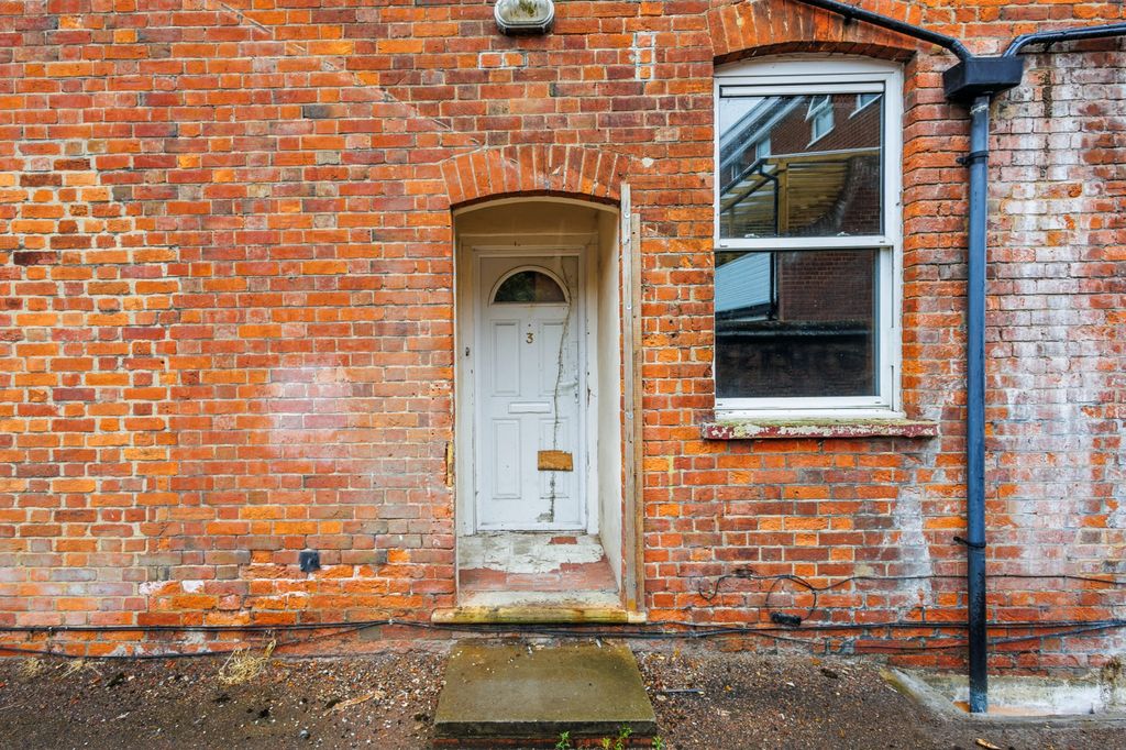 Property photo 1 of 12 Flat 3, 75 Shakespeare Road, Bedford, Bedfordshire, Mk40 2Dw