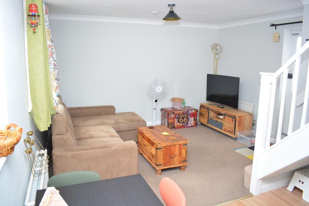 Property photo 2 of 8 Lounge