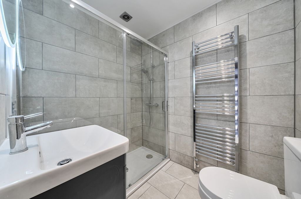 Property photo 1 of 21 Bathroom