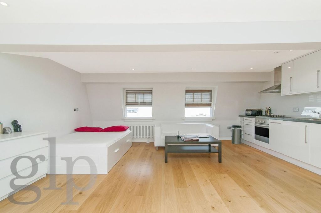 Property photo 2 of 9 962282