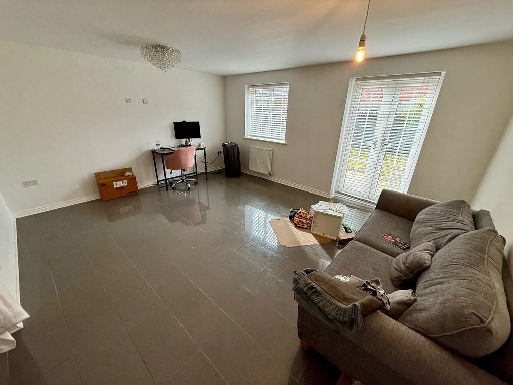 Property photo 2 of 18 Image