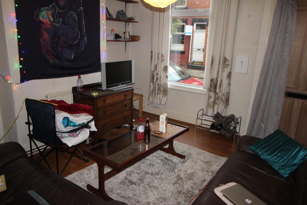 Property photo 2 of 4 Cosy Furnished Living Room With Wood Floors, A Cen...