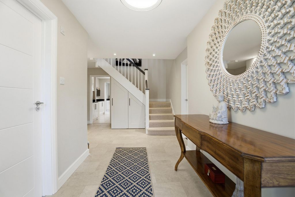 Property photo 2 of 33