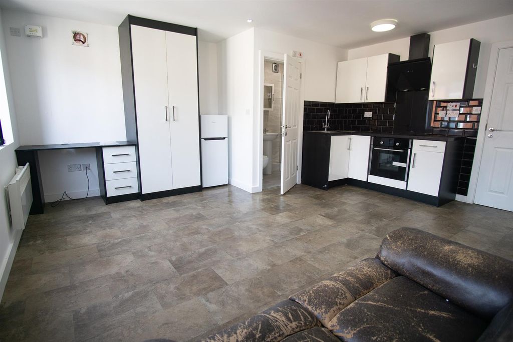 Property photo 3 of 5 Main Room