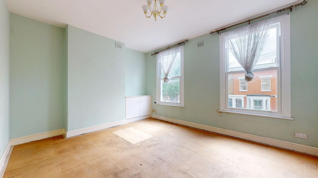 Property photo 2 of 18 Flat B, 33 Blurton Road, Clapton, London, E5 0Nj