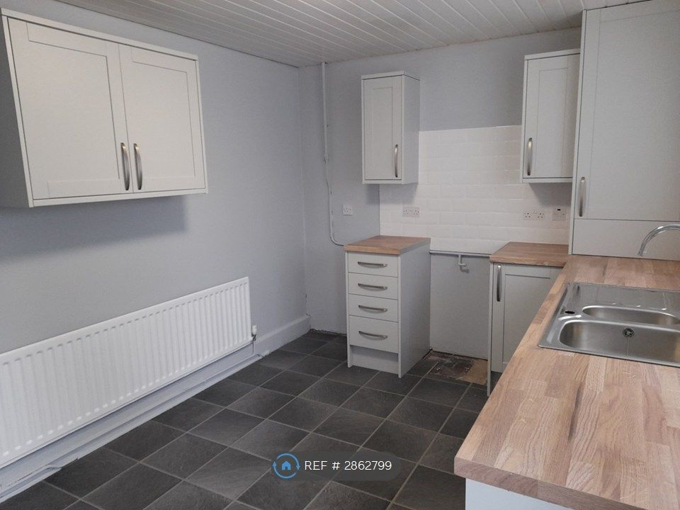 Property photo 3 of 11 Kitchen