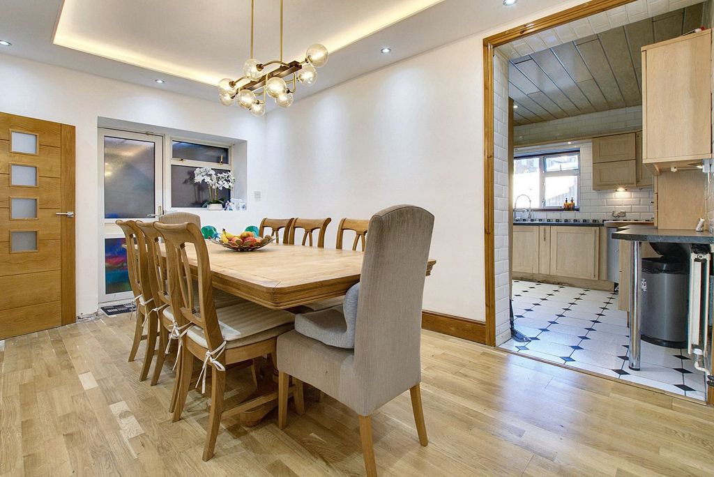 Property photo 3 of 35