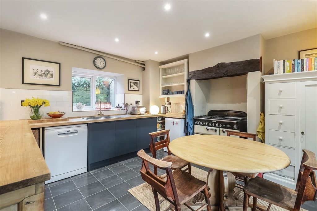 Property photo 2 of 22 Ph8_6414287.Jpg